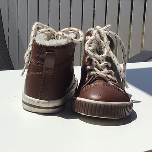 Faux fur lined leather hightop sneaker. EUC